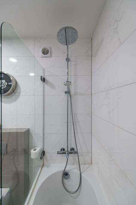 Bright Kaunas Apartment With Castle View Екстер'єр фото